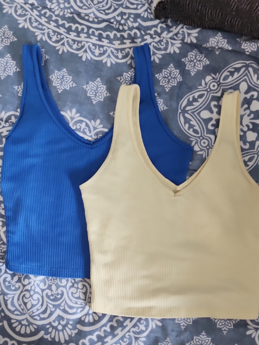 Hollister Ribbed V-Neck Tank Tops in Blue & Yellow Medium